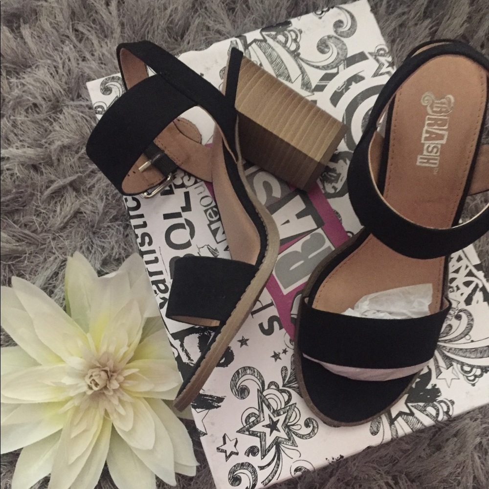 🌹🎉HOST PICK🎉Blacked stacked heel sandals❤️